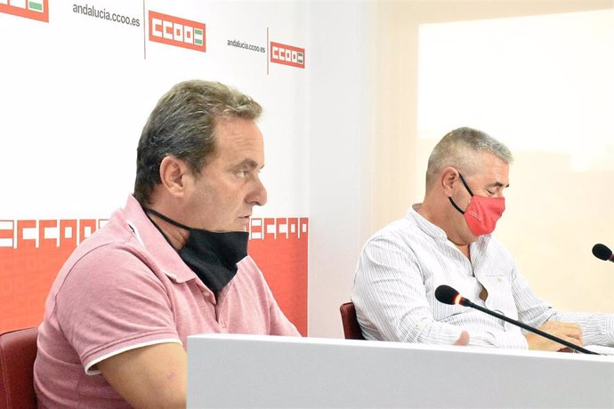 El secretario de Acción Sindical de Industria de CCOO de Andalucía, José Hurtado, y el vicesecretario general de FICA UGT-A, Rafael Donaire, este jueves en rueda de prensa.