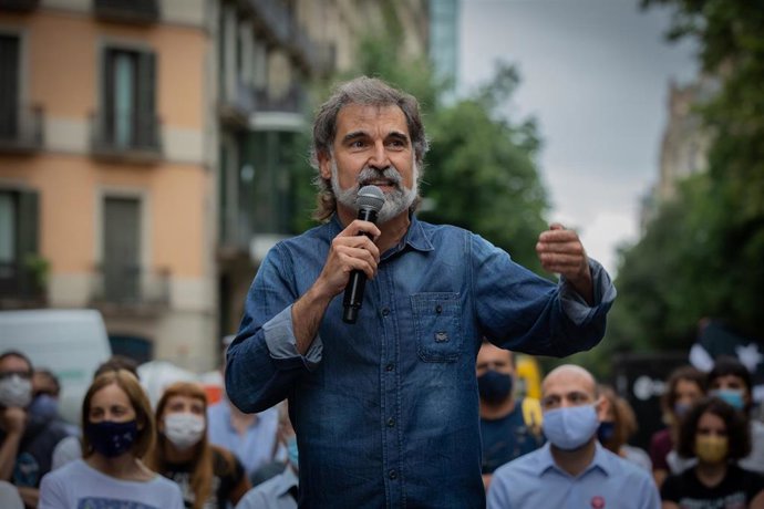 El presidente de mnium Cultural, Jordi Cuixart, dedica unas palabras que lo reciben en las inmediaciones de la sede de la entidad horas después de alcanzar -como otros tres presos condenados por la sentencia del procés- su clasificación de preso en ter