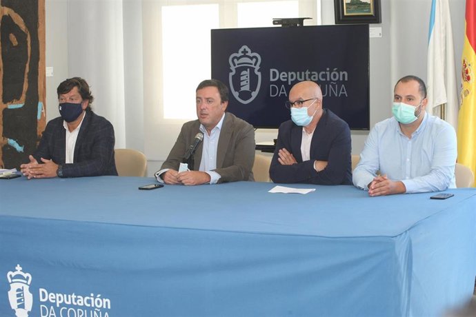 El presidente de la Diputación de A Coruña, Valentín González Formoso,  y el vicepresidente, Xosé Regueira,  valoran la sentencia del Pazo de Meirás
