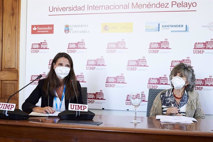 La presidenta de MSD en España, Ana Argelich (izda), y la exministra de Sanidad María Luisa Carcedo (derecha)
