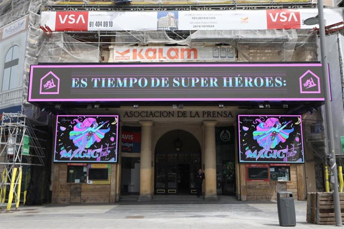 Pantalla de plasma ubicada en el Palacio de la Prensa del centro de la capital desde donde se observan mensajes alentadores relacionados con la crisis del Covid-19 que está viviendo la sociedad