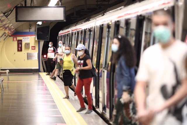 Pasajeros con mascarilla en la estación de Metro de San Bernardo, en Madrid (España), a 22 de junio de 2020.