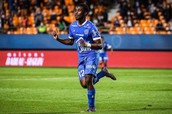 Levi Jeremiah Lumeka celebra un gol del ESTAC Troyes