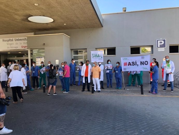 Concentración de médicos en Málaga tras la agresión a un facultativo