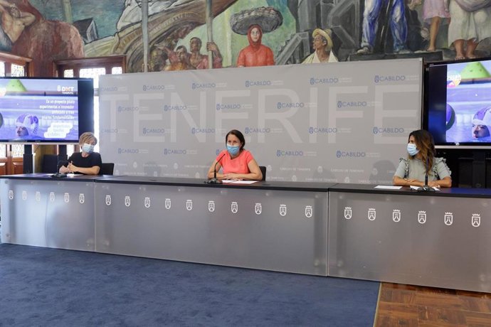 La rectora de la ULL, Rosa Aguilar, la consejera de Educación y Cultura del Cabildo de Tenerife, Concepción Rivero, y la directora insular de Deportes, Laura Castro, en la presentación del programa 'Educar Entrenando'