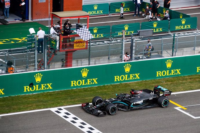 Lewis Hamilton cruza la bandera a cuadros en el Gran Premio de Bélgica de 2020