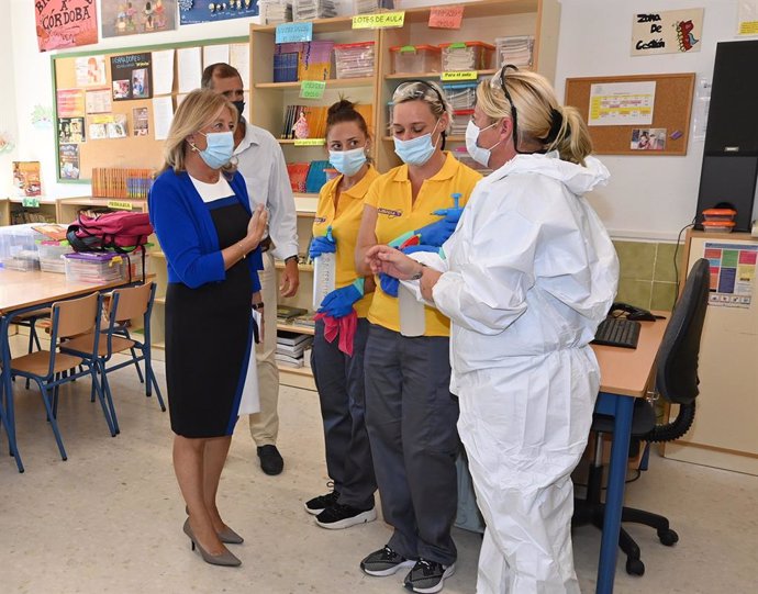 La alcaldesa de Marbella informa de un plan de prevención de cara al inicio escolar con dispositivos permanentes de desinfección y limpieza en 33 centros educativos