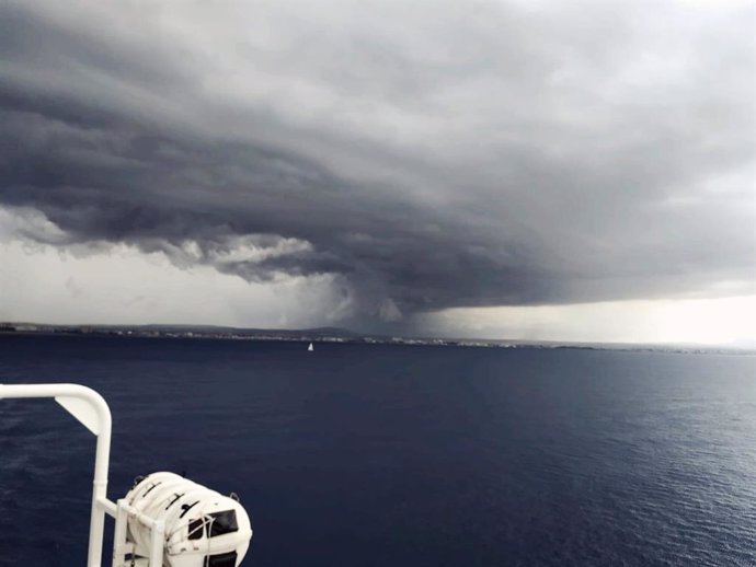 La tormenta del pasado 29 de agosto, vista desde el mar descargando sobre Mallorca.