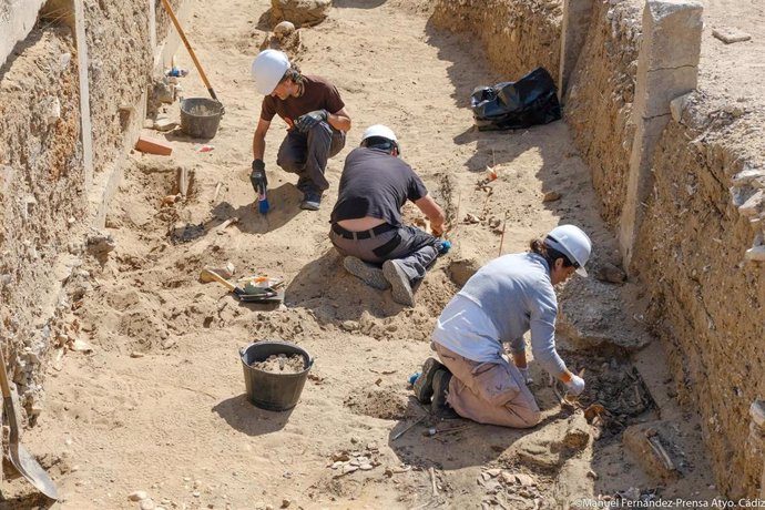 Trabajos de exhumación en Cementerio de San José en Cádiz