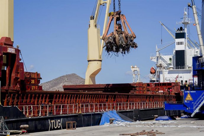 Un buque carga chatarra en el puerto de Cartagena