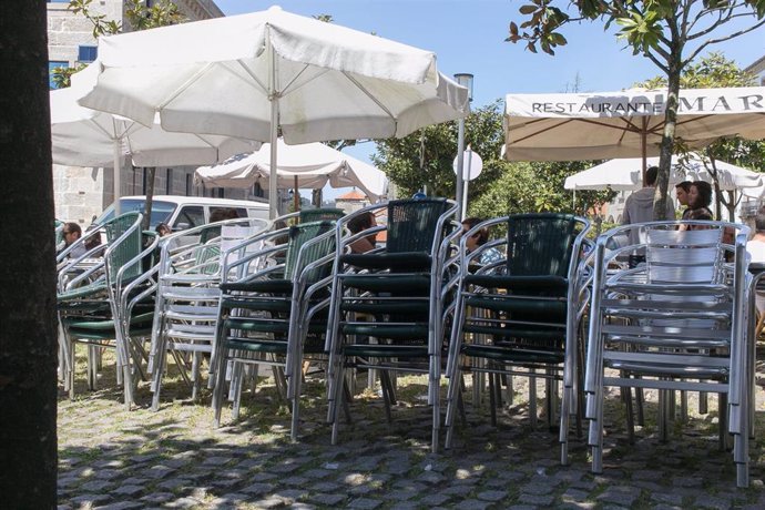 Mesas y sillas de terrazas recogidas en Santiago de Compostela.