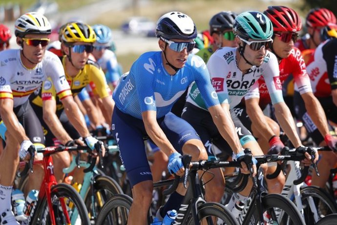 Enric Mas rueda junto al resto del pelotón durante la sexta etapa del Tour de Francia