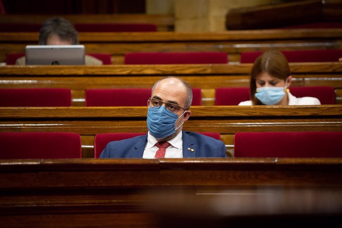 El conseller d'Interior, Miquel Buch, amb mscara al Parlament. Barcelona, Catalunya (Espanya), 8 d'agost del 2020.