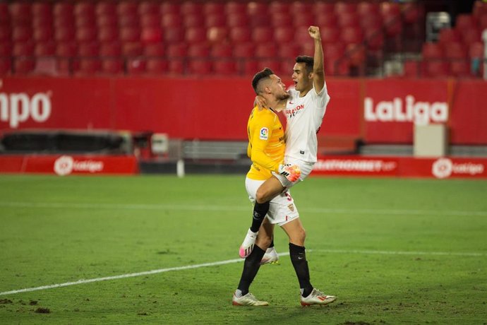Sergio Reguilón celebra con Lucas Ocampos la victoria del Sevilla ante el Eibar en LaLiga Santander 2019-2020