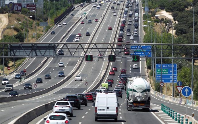 Tráfico de vehículos en la carretera A-6 a su paso por el barrio de El Plantío (Madrid) durante este 31 de julio