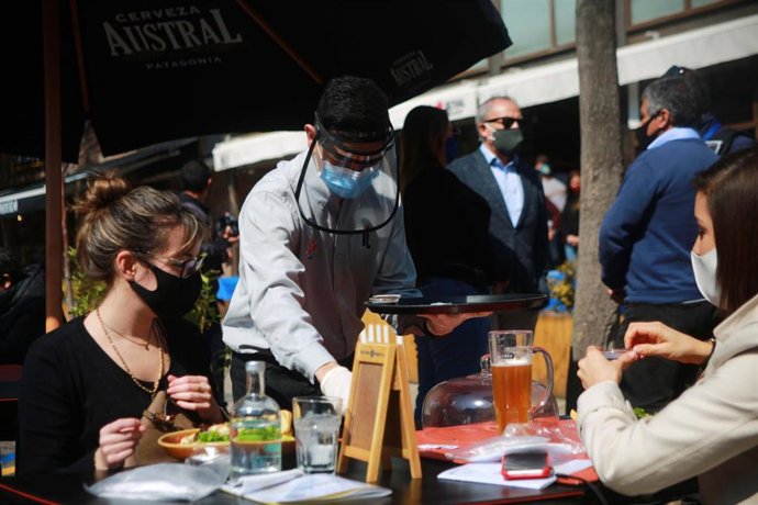 Clientes de un restaurante en Santiago, Chile