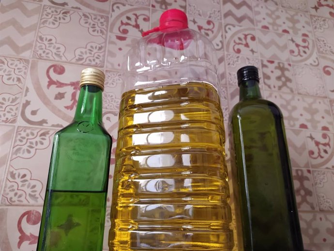 Aceite de oliva envasado en garrafa de plático y botellas de vídrio.