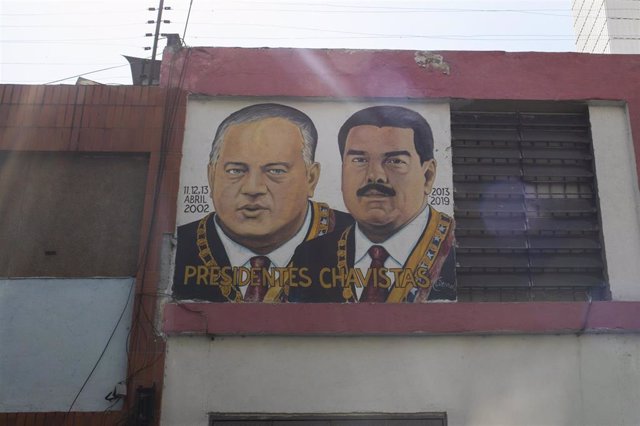 Mural con las imágenes de Diosdado Cabello y Nicolás Maduro