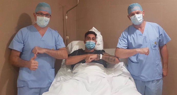 El jugador del Real Betis Víctor Camarasa tras ser operado