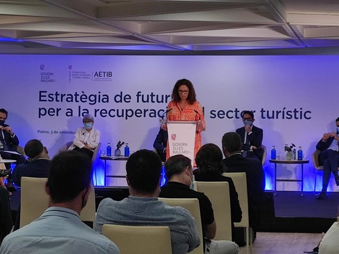 La presidenta del Consell de Mallorca, Catalina Cladera, durante su intervención en la mesa coloquio.