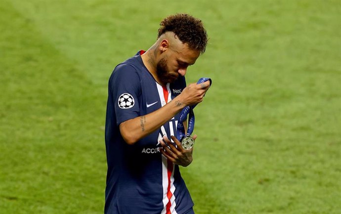Paris Saint-Germain's Neymar removes his runners up medal whilst leaving the pitch after his side's defeat in the UEFA Champions League Final soccer match between Paris Saint-Germain and Bayern Munich at the Estadio da Luz.