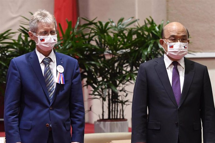 El presidenyte del Senado de Rep. Checa, Milos Vystrcil, junto al primer ministro de Taiwán, Tseng Chang.
