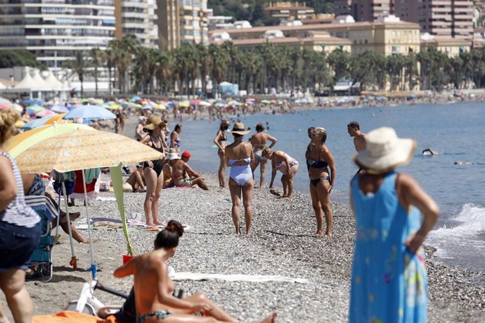 Bañistas disfrutan de la playa de La Malagueta (Málaga)