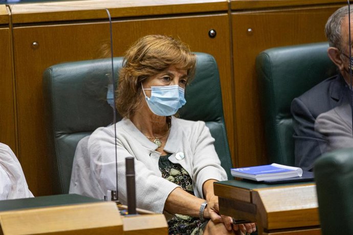 La consejera de Educación del País Vasco, Cristina Uriarte, durante el pleno en el Parlamento Vasco ayer.