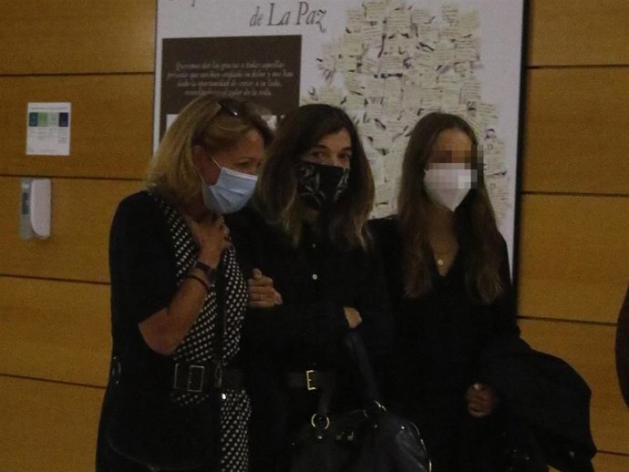 Xandra Falcó, destrozada, abandona el tanatorio con su madre, Jeannine Girod, y una de sus hijas