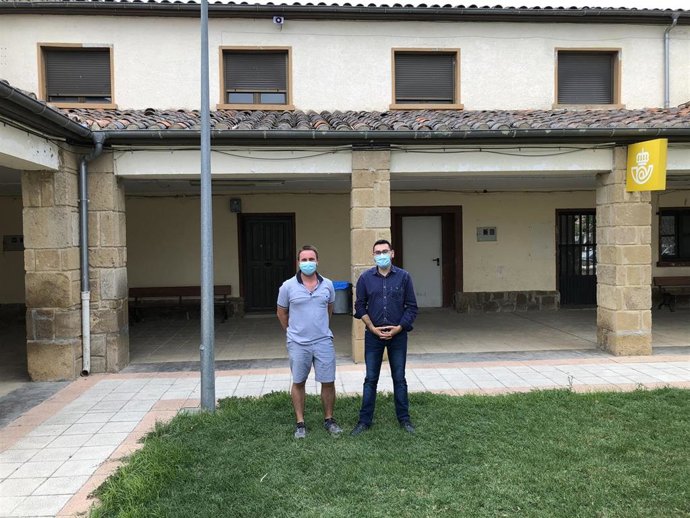 El presidente del Concejo de Rada, Miguel Rodríguez, y el director general de Administración Local, Jesús María Rodríguez, frente a la Casa del Concejo de Rada