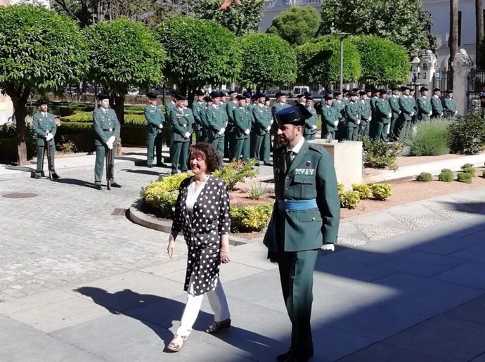La subdelegada del Gobierno y el teniente coronel jefe de la Comandancia pasan ante una formación de guardias civiles de Córdoba, en una imagen de archivo.