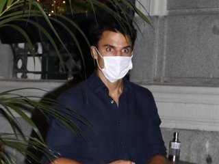 Álex González disfruta de una divertida cena con amigos para celebrar el fin de las vacaciones