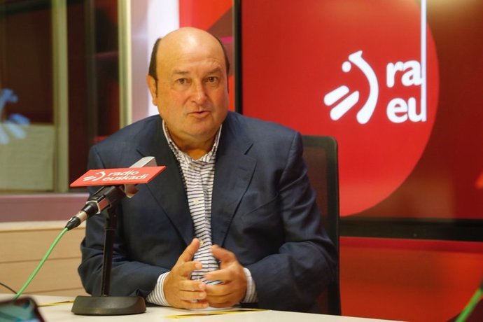 El presidente del PNV, Andoni Ortuzar, en una entrevista radiofónica.