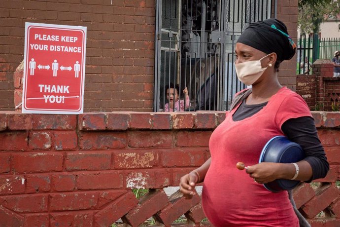 Una mujer con mascarilla en Sudáfrica