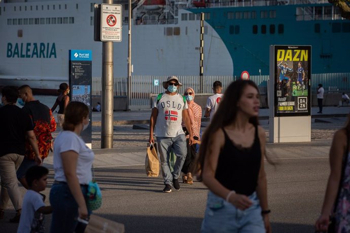 Un grup de persones camina per Barcelona, Catalunya (Espanya), 28 de juliol del 2020. 