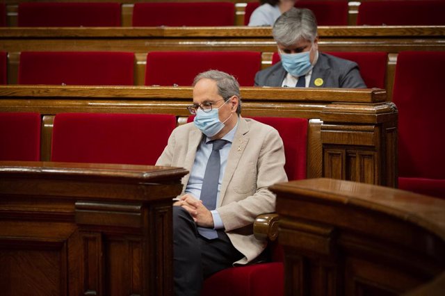 El presidente de la Generalitat, Quim Torra, con mascarilla, en el Parlament catalán durante la segunda sesión plenaria monográfica sobre la gestión de las residencias para personas mayores y para personas con discapacidad durante la pandemia del COVID-19
