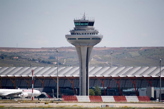 Torre de control de la terminal 3 del Aeropuerto de Madrid-Barajas Adolfo Suárez . En Madrid (España), a 17 de mayo de 2020.