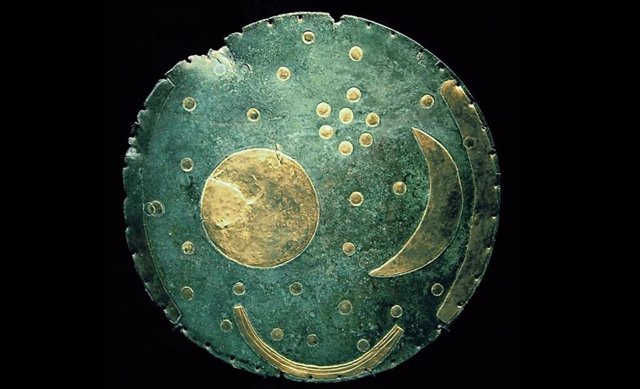 El disco celeste de Nebra, descubierto en Alemania, es una de las representaciones más antiguas que se conocen de la bóveda celeste.