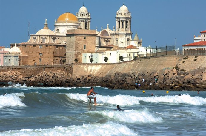 Imagen de archivo de la playa de Santa María del Mar de Cádiz. 