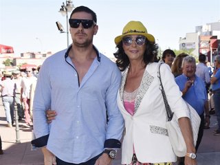 Mari Ángeles Grajal, en una imagen de archivo con su hijo Jacobo Ostos