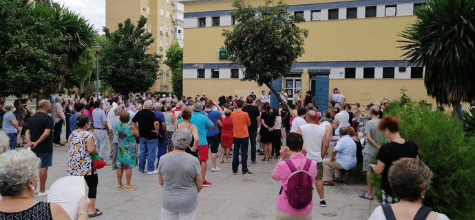 Reciente concentración frente al centro de salud Pino Montano A