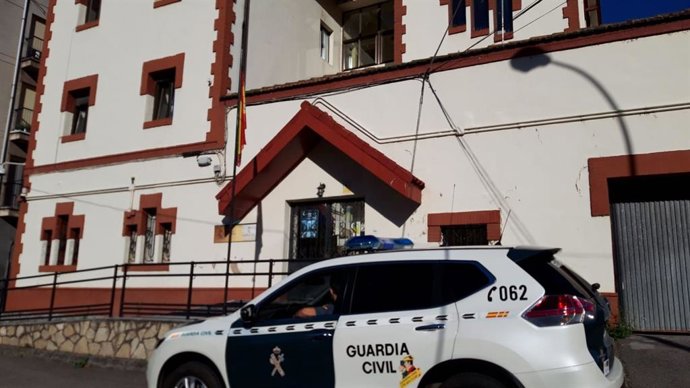 Coche y cuartel de la Guardia Civil.