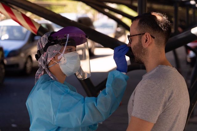 Realización de  pruebas  del test Covid-19 en el aparcamiento del Hospital Militar de Sevilla.  2 de septiembre 2020