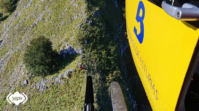 Rescate de un montañero herido en una pierna cerca de los collaos de Foces de Rebozo, en Lavina.