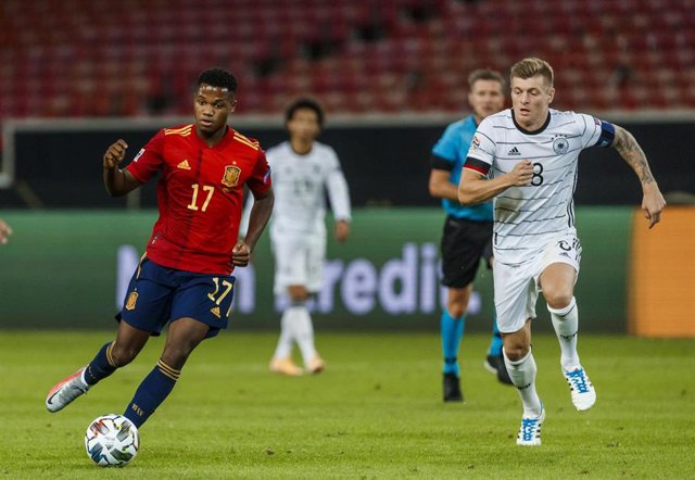 Ansu Fati conduce la pelota ante Toni Kroos en el Alemania-España de la Liga de Naciones