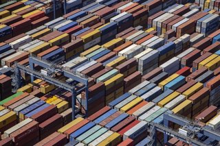 Contenedores en el Puerto de Barcelona.