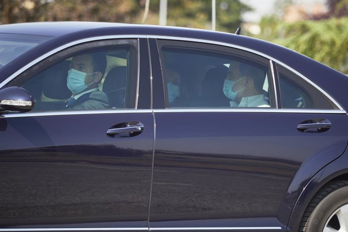 Los Reyes Don Felipe y Doña Letizia en el interior de un coche. 