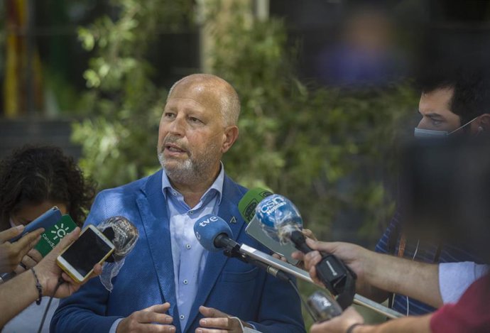 El consejero de Educación y Deporte, Javier Imbroda, atiende a los medios de comunicación en una imagen de archivo