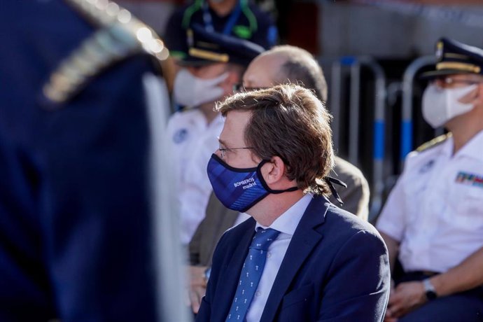 El alcalde de Madrid, José Luis Martínez-Almeida, asiste al acto de homenaje a los diez bomberos fallecidos en el incendio de los Almacenes Arias, en Madrid  (España), a 4 de septiembre de 2020. El suceso ocurrió en 1987 y  ahora se cumplen 33 años. En 