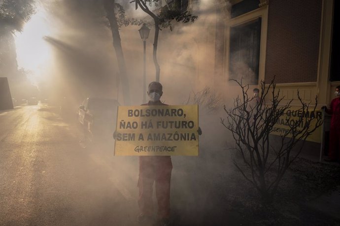 Greenpeace simula un "incendio" ante la Embajada de Brasil para pedir mayor prot